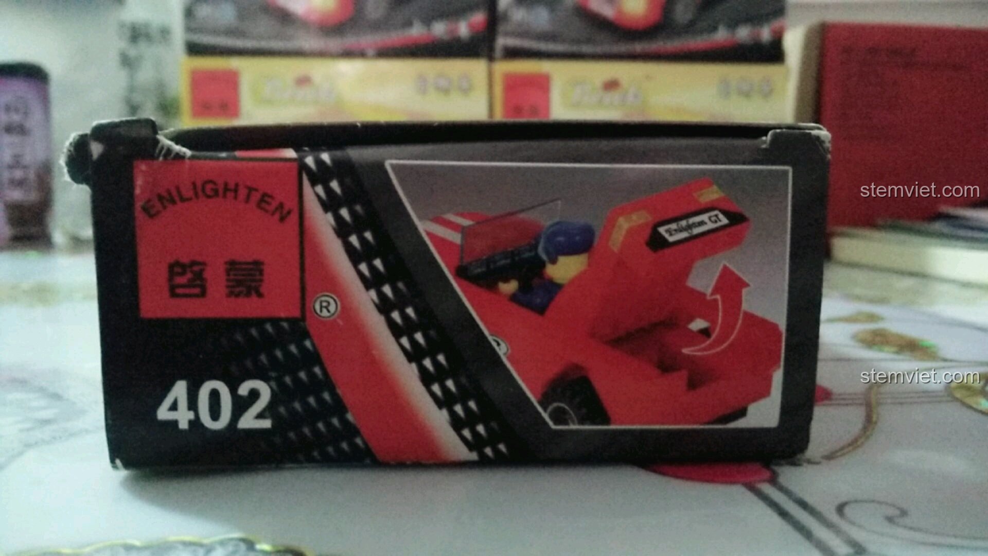 Tính năng đặc biệt của bộ lắp ghép Xe đua mui trần Enlighten: cốp xe có thể mở ra.