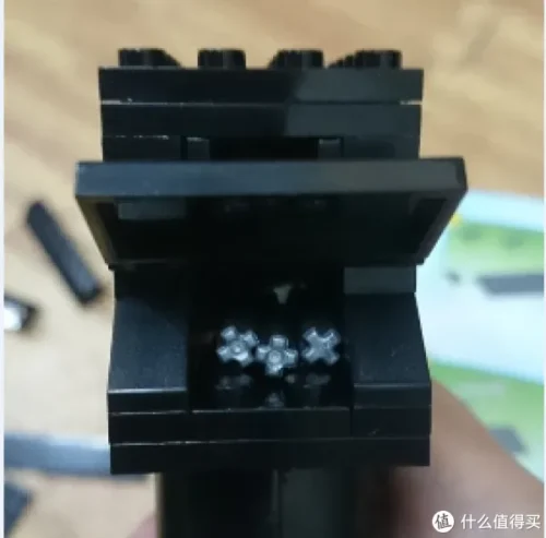 Ảnh review đồ chơi lắp ráp Súng Lắp Ráp Enlighten 407, cận cảnh cơ chế bắn đạn nhựa, phù hợp bé trai 9 tuổi, giá tốt.