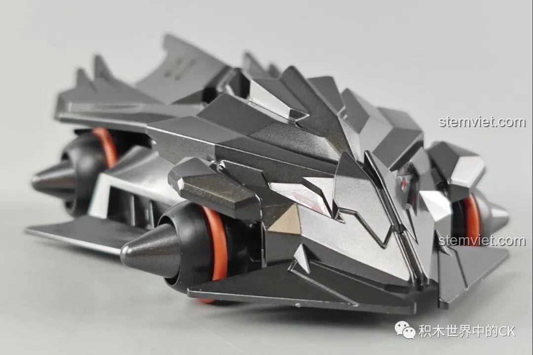 Các mảnh ghép và chi tiết mô hình của bộ đồ chơi Enlighten 74012 Xe đua Bạch Ngọc Thần Mã, chất liệu nhựa an toàn, giúp bé trai 8 tuổi phát triển kỹ năng lắp ráp.