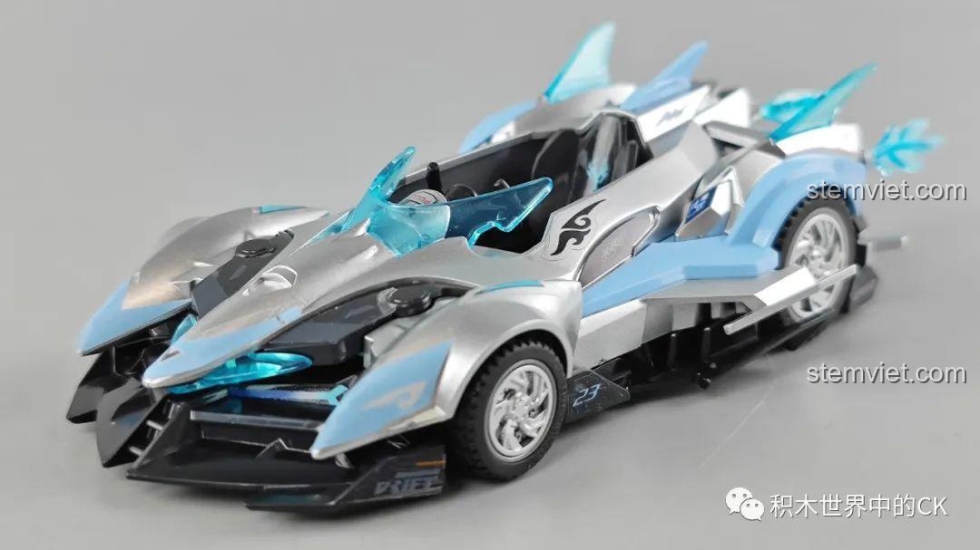 Mô hình xe đua Bạch Ngọc Thần Mã 74012 của Enlighten sau khi lắp ráp hoàn chỉnh, thiết kế khí động học, màu sắc bạc và xanh dương nổi bật, phù hợp bé trai 8 tuổi.