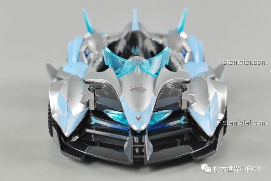 Góc nhìn khác của mô hình xe đua Bạch Ngọc Thần Mã 74012 Enlighten, thể hiện chi tiết mô hình cao cấp và vẻ đẹp tốc độ, là đồ chơi lắp ráp lý tưởng cho bé trai.