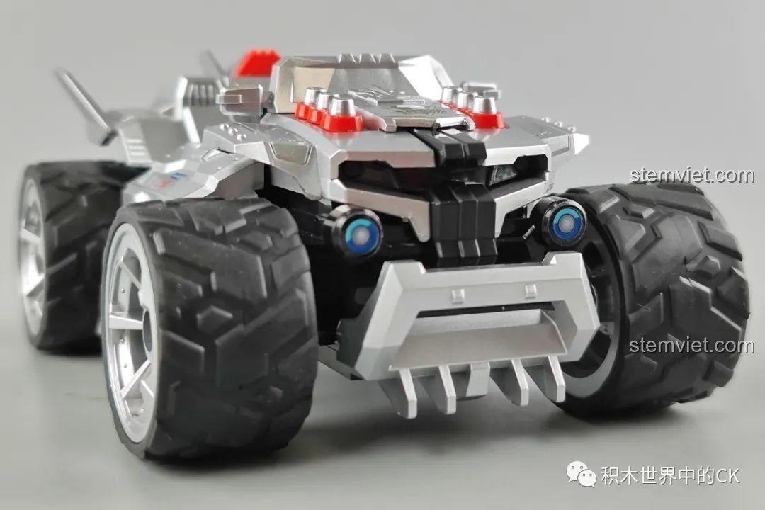 Góc nhìn phía sau xe đua Bá Thiên Hổ Enlighten 74016, đồ chơi mô hình với các chi tiết tinh xảo, phù hợp bé trai 8 tuổi.