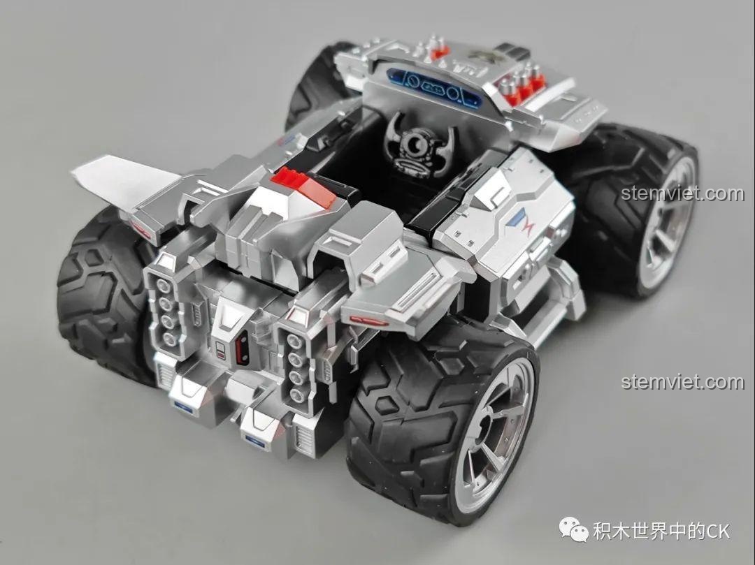 Mặt trước xe đua game QQ 74016 Enlighten, chi tiết sắc nét, mang đến trải nghiệm tốc độ kinh hoàng cho bé trai.