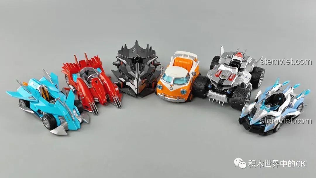 Toàn cảnh xe đua game QQ 74016 Enlighten nhìn từ trên xuống, thể hiện thiết kế khí động học, đồ chơi lắp ráp chất lượng tốt.