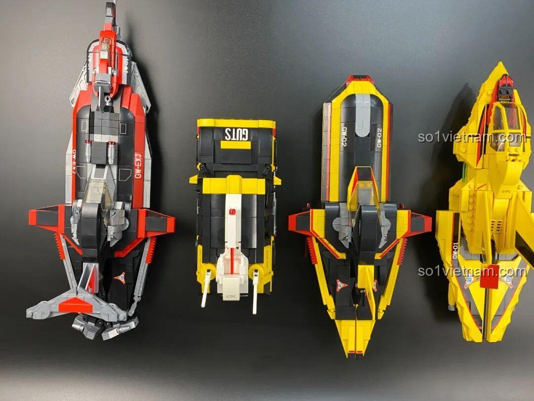 Mặt sau của các minifigures Enlighten Ultraman, bao gồm nhân vật từ 75039 Delam Patrol Car, chi tiết in ấn sắc nét.