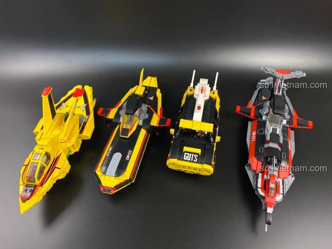 Dàn minifigures từ các bộ Enlighten Ultraman, bao gồm 2 nhân vật từ 75039 Delam Patrol Car, phù hợp bé trai 8 tuổi.