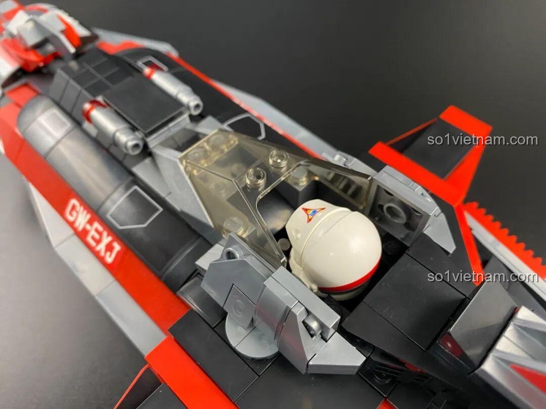 Các mô hình xe Enlighten trong series Ultraman, bao gồm 75039 Delam Patrol Car, trưng bày cạnh nhau, thể hiện sự đa dạng.