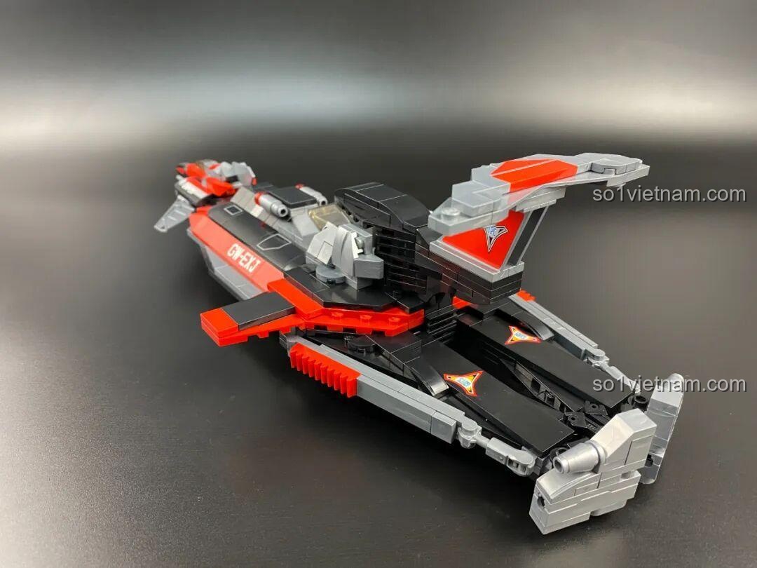 So sánh các mẫu xe trong series Ultraman, bao gồm Enlighten 75039 Delam Patrol Car, từ góc nhìn trên cao, giúp bé trai dễ dàng lựa chọn.