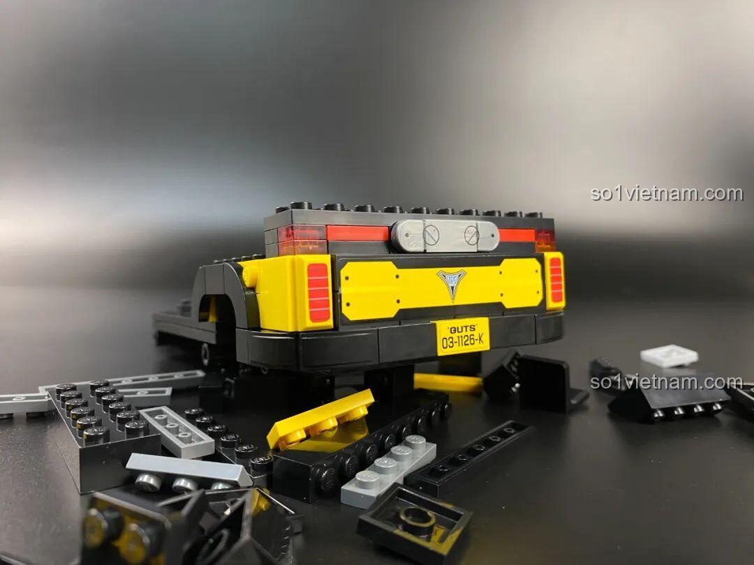 Góc nhìn phía trước của xe tuần tra Delam Patrol Car Enlighten 75039 đã hoàn thành, thể hiện sự tinh xảo của bộ lắp ghép.