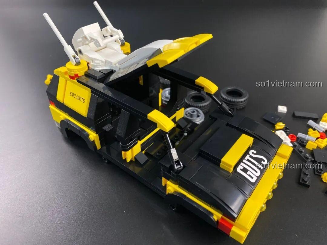 Hai minifigures ngồi bên trong xe tuần tra Delam Patrol Car Enlighten 75039, thể hiện khả năng chứa người của mô hình.