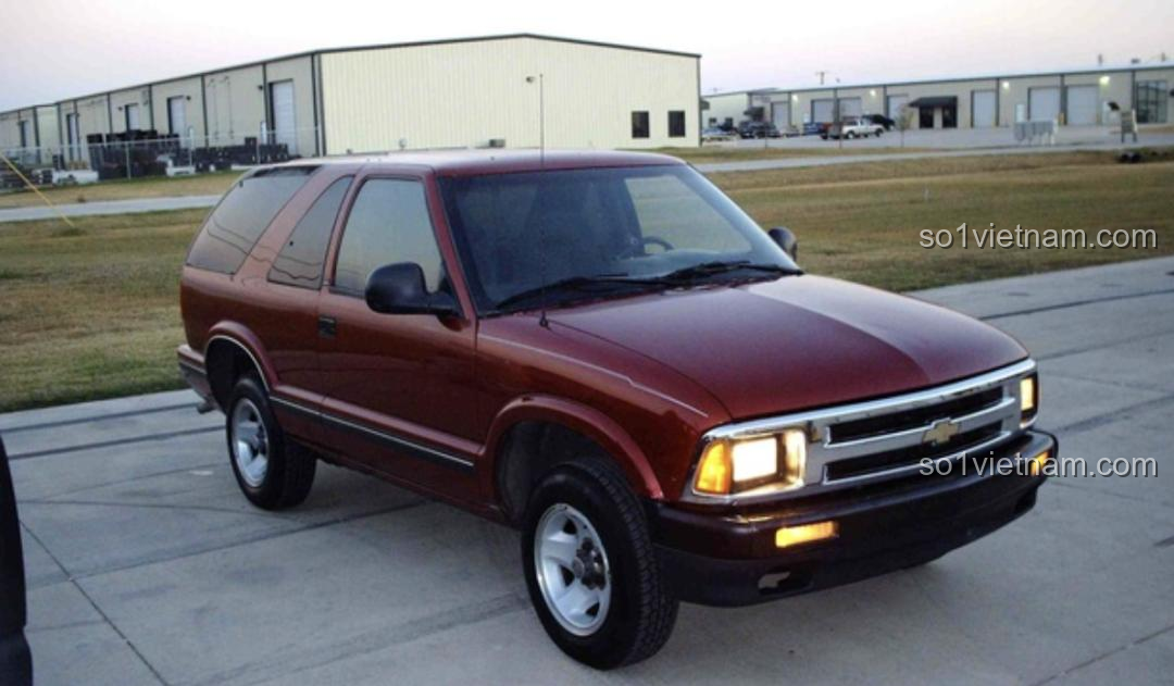 Góc nhìn phía sau của xe tuần tra Delam Patrol Car Enlighten 75039, chi tiết đèn hậu và logo GUTS, phù hợp bé trai 8 tuổi.