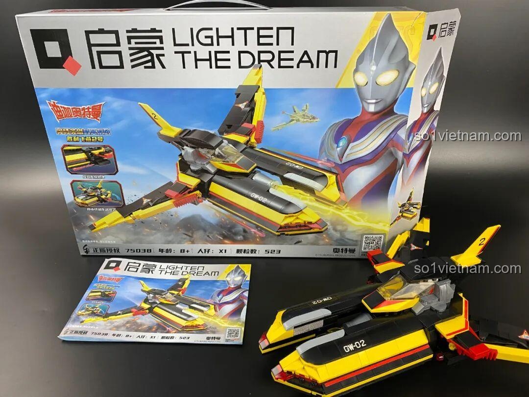 Hộp đồ chơi Enlighten 75039 Delam Patrol Car mở ra, cho thấy các chi tiết lắp ghép, phù hợp bé trai 8 tuổi.