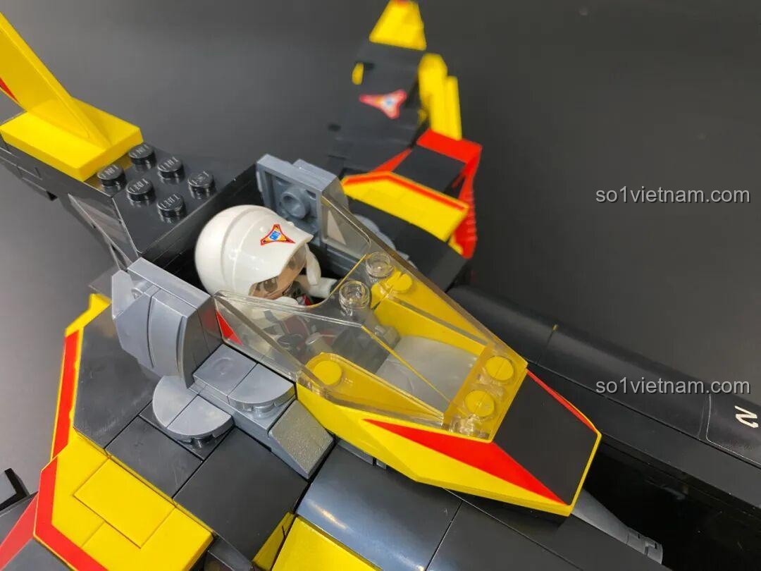 Đồ chơi lắp ráp Enlighten 75039 Delam Patrol Car từ phía sau, thể hiện thiết kế mạnh mẽ, đáng tiền cho bé trai.