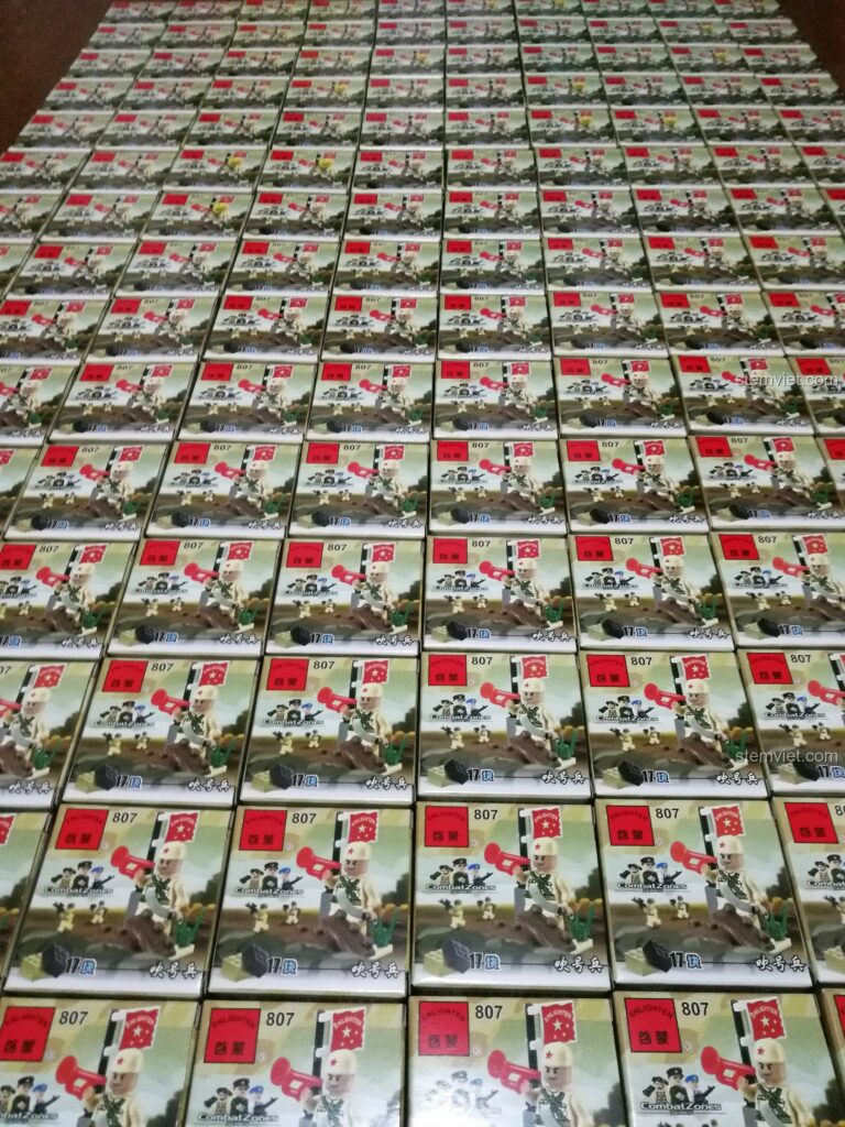 Toàn cảnh hộp đồ chơi lắp ráp ENLIGHTEN 807 Chiến binh thổi kèn với nhiều hộp xếp chồng lên nhau.