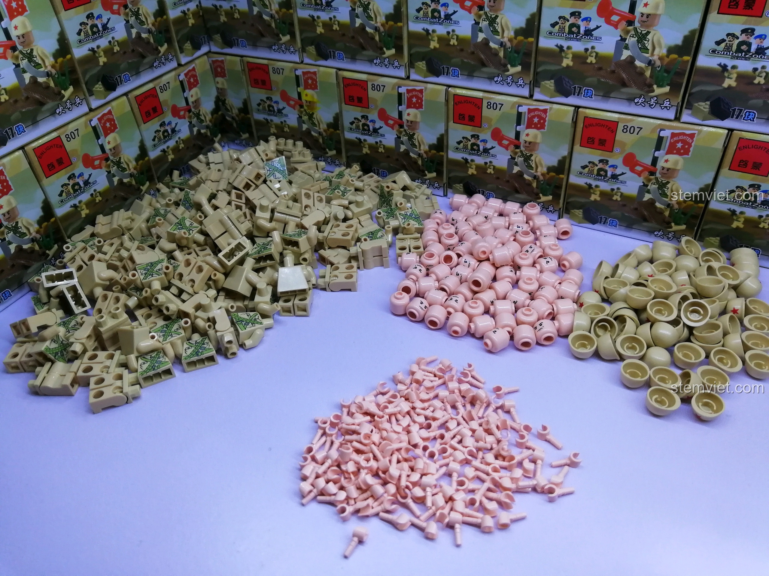 Rất nhiều thân người của nhân vật lính trong bộ đồ chơi lắp ráp ENLIGHTEN 807 Chiến binh thổi kèn.