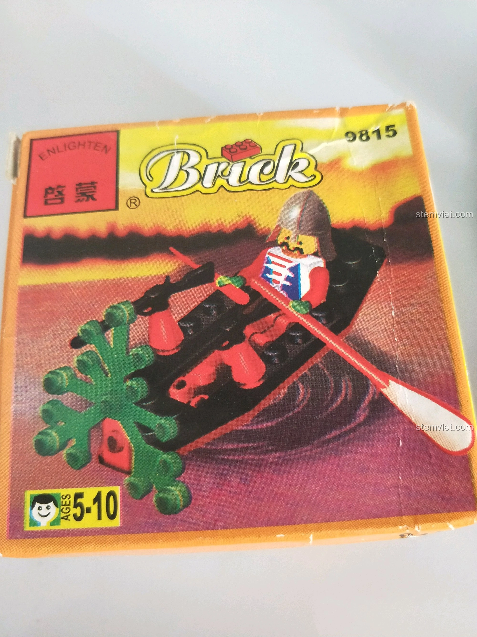 Hộp đồ chơi lắp ráp Enlighten 9815 Thuyền Hải Tặc Corsair mặt trước, thể hiện hình ảnh thuyền và nhân vật, thu hút các bé trai 5 tuổi.