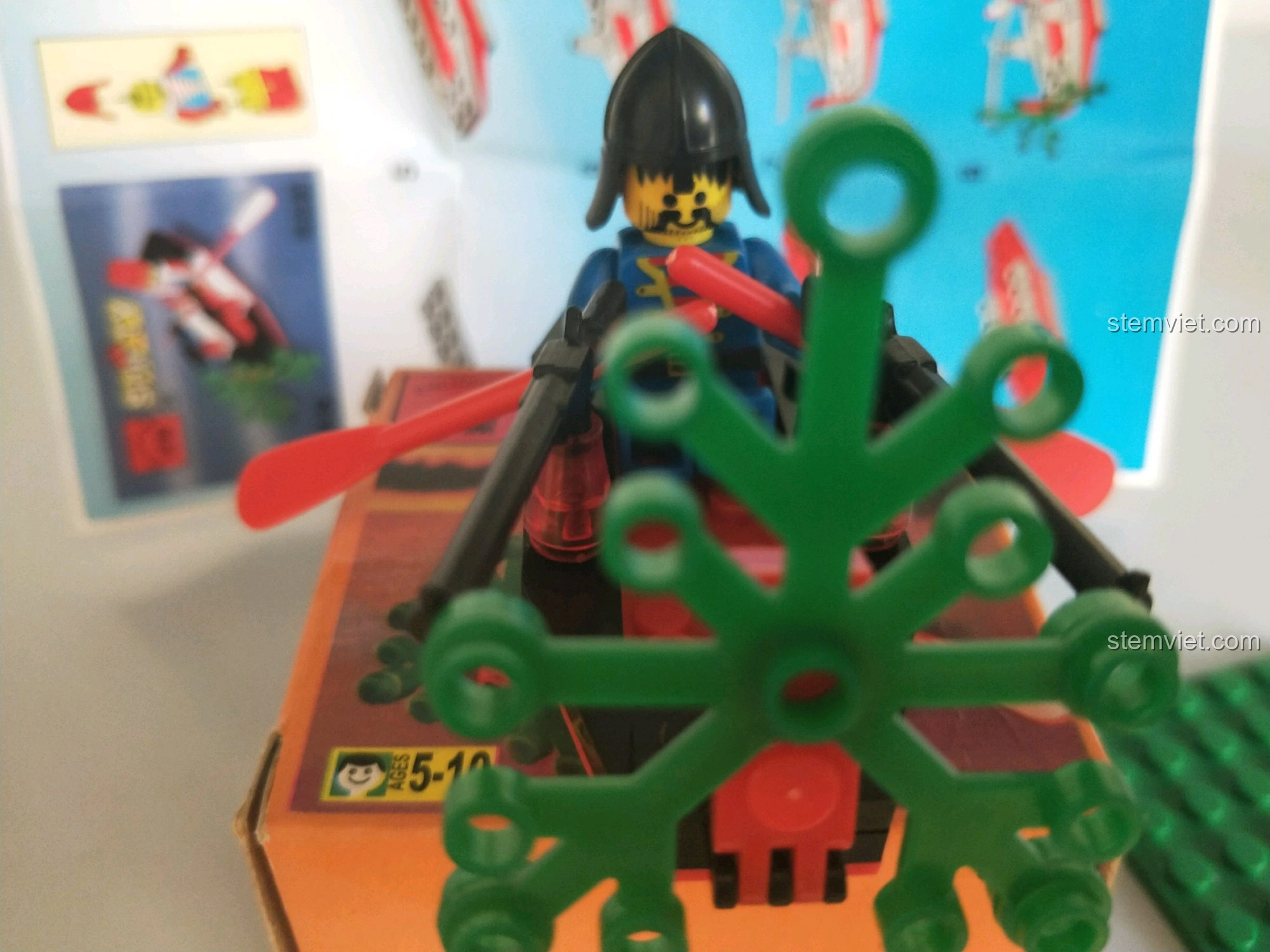 Mô hình thuyền Enlighten 9815 Thuyền Hải Tặc Corsair đang trong quá trình lắp ráp, với minifigure và chi tiết cánh quạt màu xanh lá.