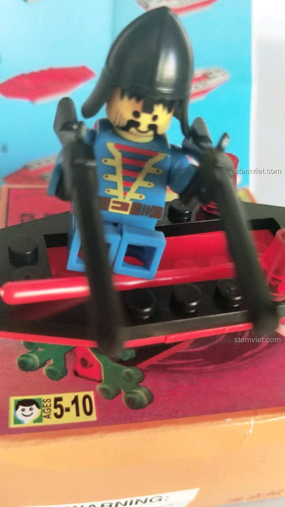 Cận cảnh minifigure Thuyền trưởng hải tặc của bộ Enlighten 9815 đang cầm hai khẩu súng, thể hiện chi tiết phụ kiện.