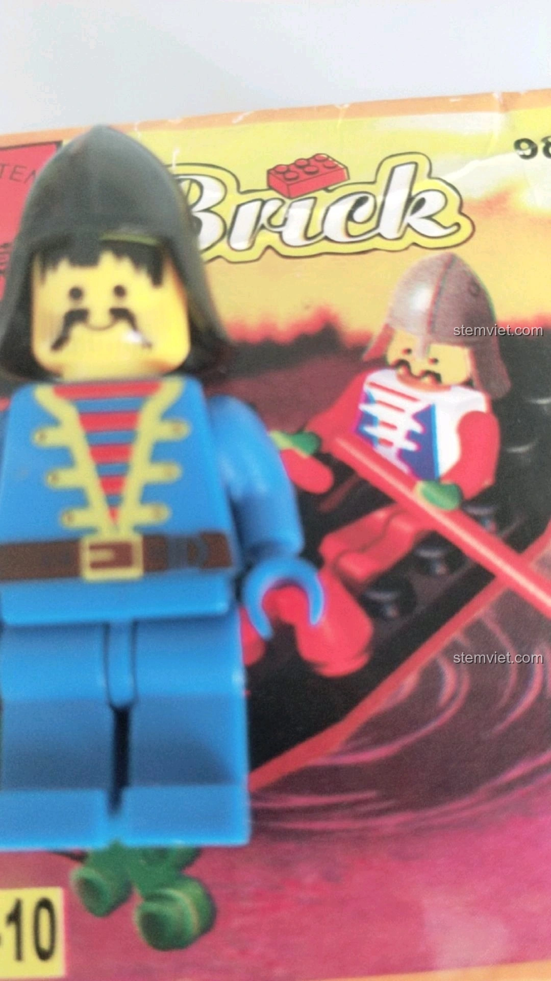 Cận cảnh minifigure Thuyền trưởng hải tặc của bộ Enlighten 9815, với chi tiết khuôn mặt và trang phục, cho thấy sự thay thế so với hình hộp.