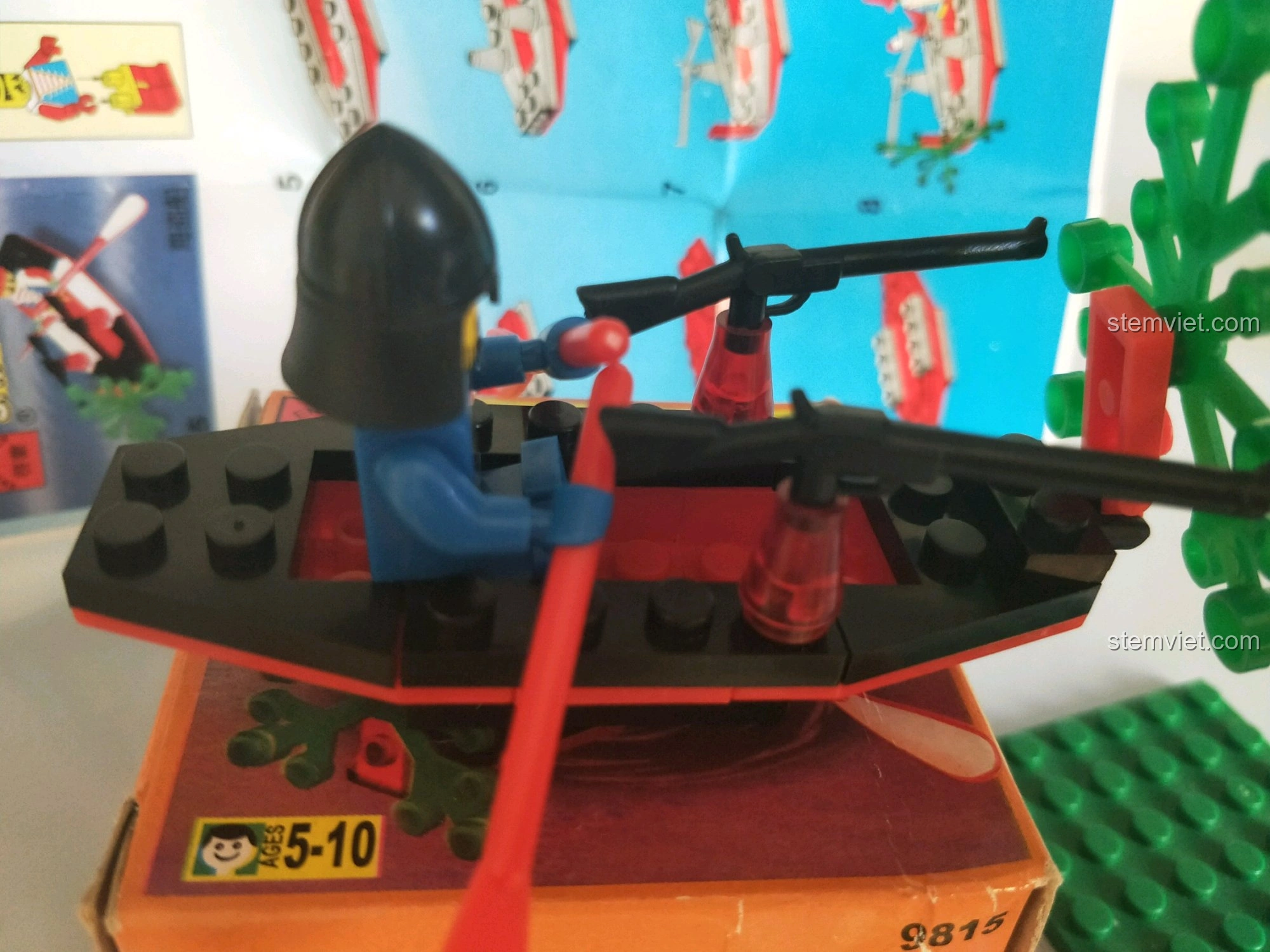 Mô hình hoàn chỉnh của bộ Enlighten 9815 Thuyền Hải Tặc Corsair nhìn từ bên cạnh, với minifigure và hai khẩu súng.