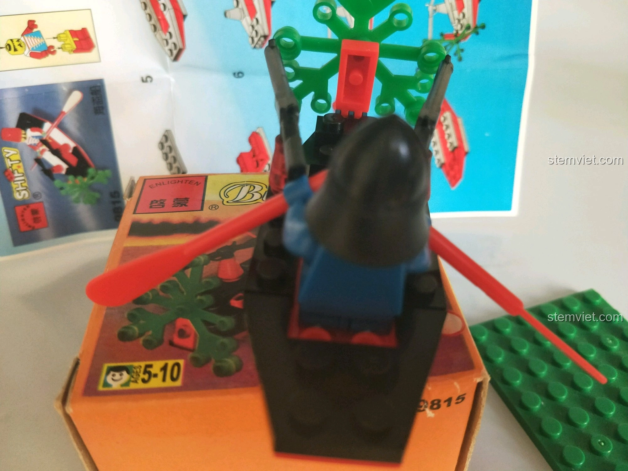 Mô hình hoàn chỉnh của bộ Enlighten 9815 Thuyền Hải Tặc Corsair nhìn từ phía sau, thể hiện chi tiết cánh quạt và đuôi thuyền.