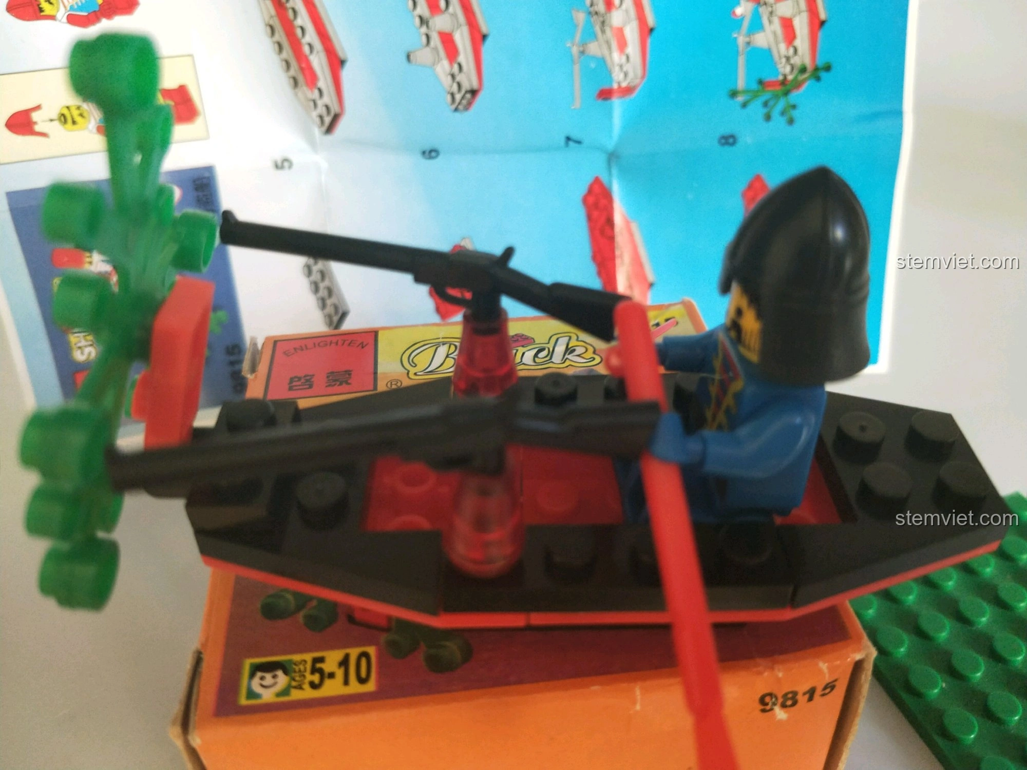 Mô hình hoàn chỉnh của bộ Enlighten 9815 Thuyền Hải Tặc Corsair nhìn từ phía trước, với minifigure và hai khẩu súng nổi bật.