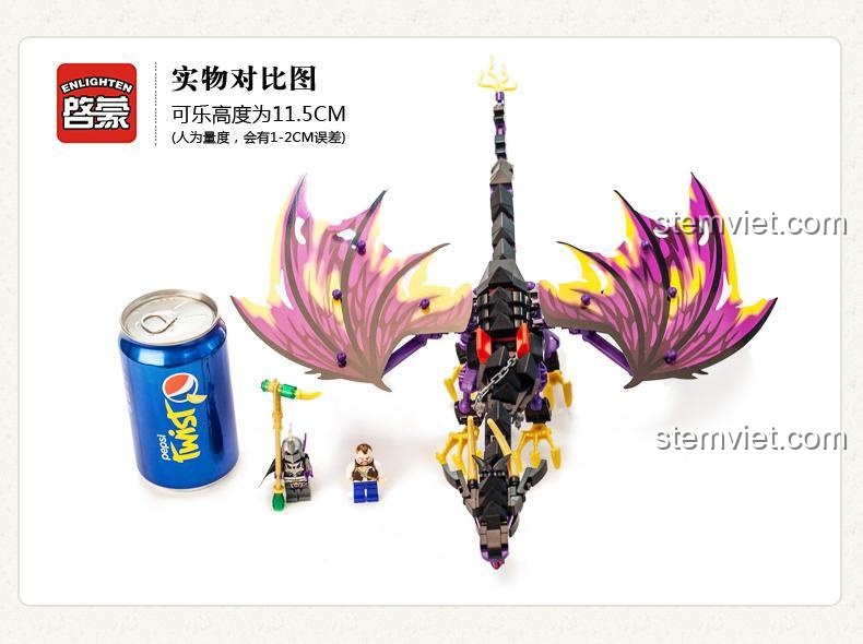 đồ chơi mô hình Qman 1306 Rồng Xương Hải Tặc so sánh với lon nước ngọt, thể hiện kích thước thật của mô hình