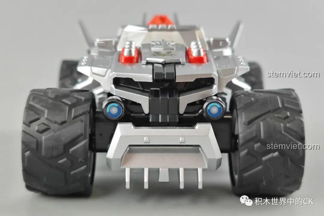 Bộ 6 xe đua QQ Tốc Độ Enlighten cùng các minifigure, trong đó có xe Bạch Ngọc Thần Mã 74012, mang đến khả năng nhập vai và chơi sáng tạo cho bé trai 8 tuổi.