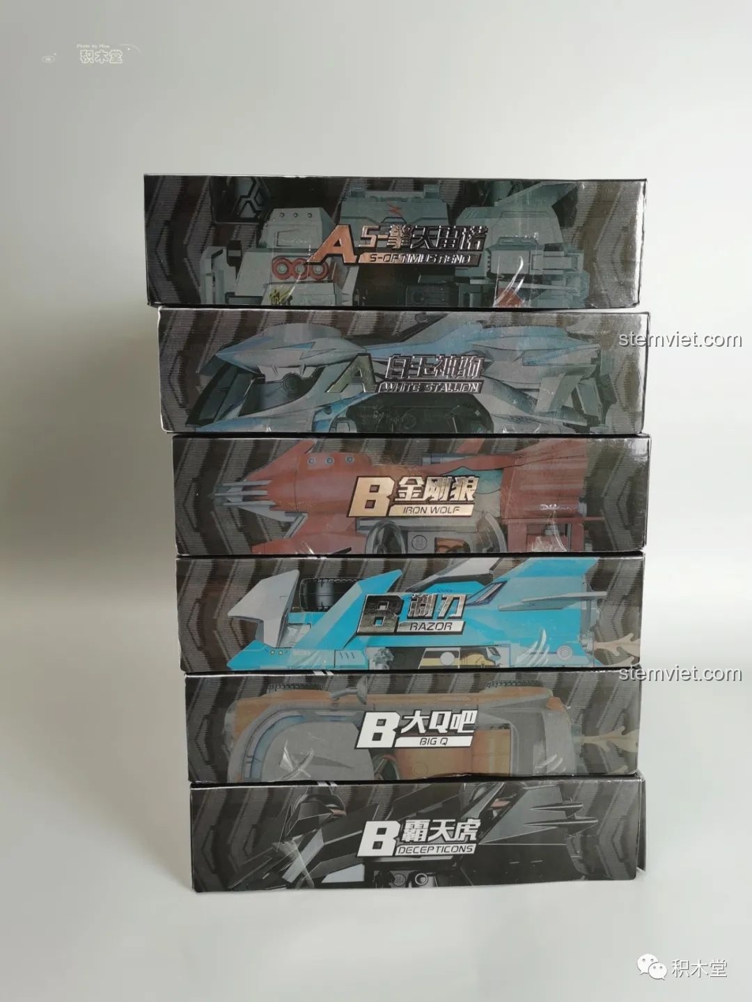 Các hộp bộ lắp ghép xe đua QQ Tốc Độ Enlighten 74011-74016 được xếp chồng lên nhau, thể hiện sự đa dạng của bộ sưu tập.