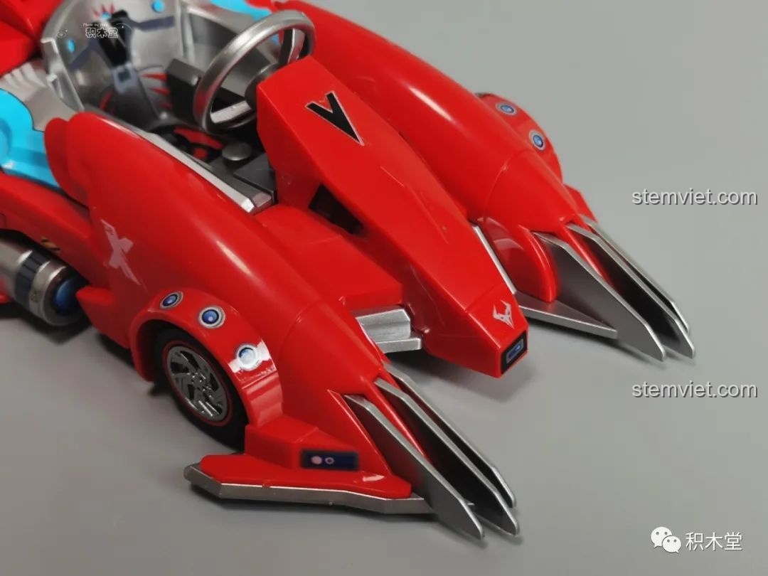 Cận cảnh phần đuôi của mô hình xe đua QQ Tốc Độ Enlighten 74011擎天雷诺, với các chi tiết ống xả.