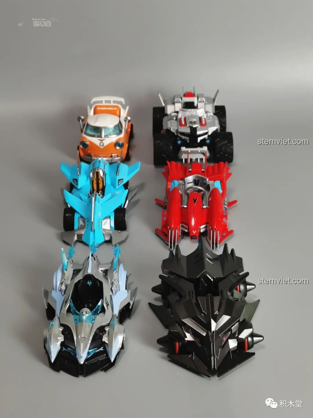 Cận cảnh buồng lái của mô hình xe đua QQ Tốc Độ Enlighten 74012 Bạch Ngọc Thần Mã, với vô lăng và ghế ngồi.