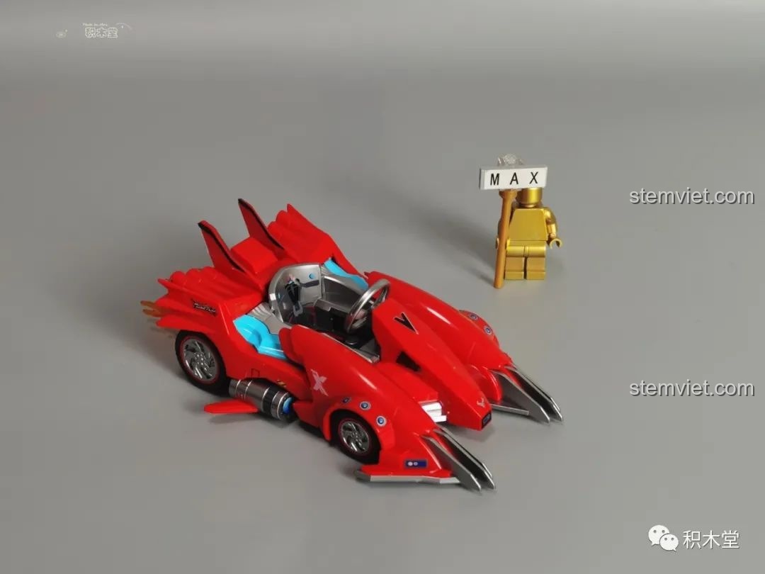 Mô hình xe đua QQ Tốc Độ Enlighten 74013金刚狼 nhìn từ góc nghiêng, thể hiện các chi tiết lửa ở đuôi xe.