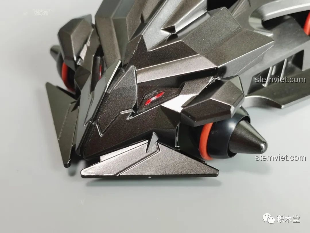 Cận cảnh buồng lái của mô hình xe đua QQ Tốc Độ Enlighten 74014剃刀, với vô lăng và ghế ngồi.