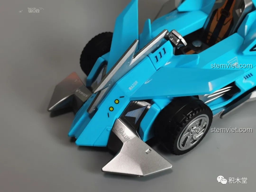 Cận cảnh buồng lái của mô hình xe đua QQ Tốc Độ Enlighten 74015大Q吧, với vô lăng và ghế ngồi.