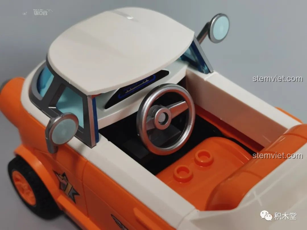 Cận cảnh phần thân của mô hình xe đua QQ Tốc Độ Enlighten 74016霸天虎, với các chi tiết góc cạnh.