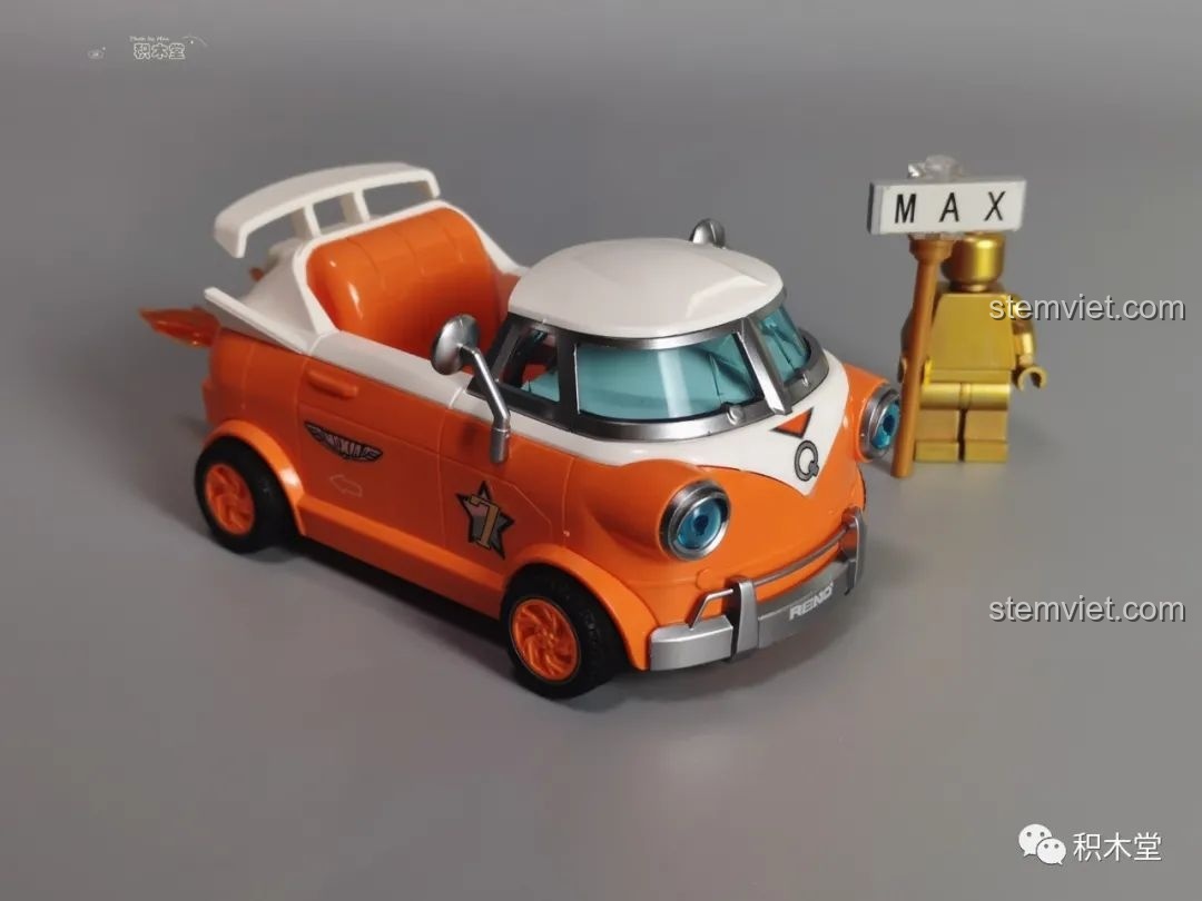 Thân xe của mô hình xe đua QQ Tốc Độ Enlighten 74016霸天虎, với các đường nét góc cạnh và màu sắc độc đáo.