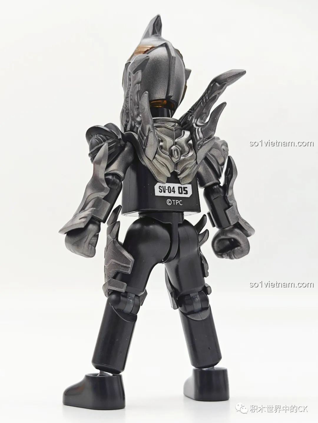 Mô hình Evil Ultraman Tiga của BLOKEES nhìn từ phía sau