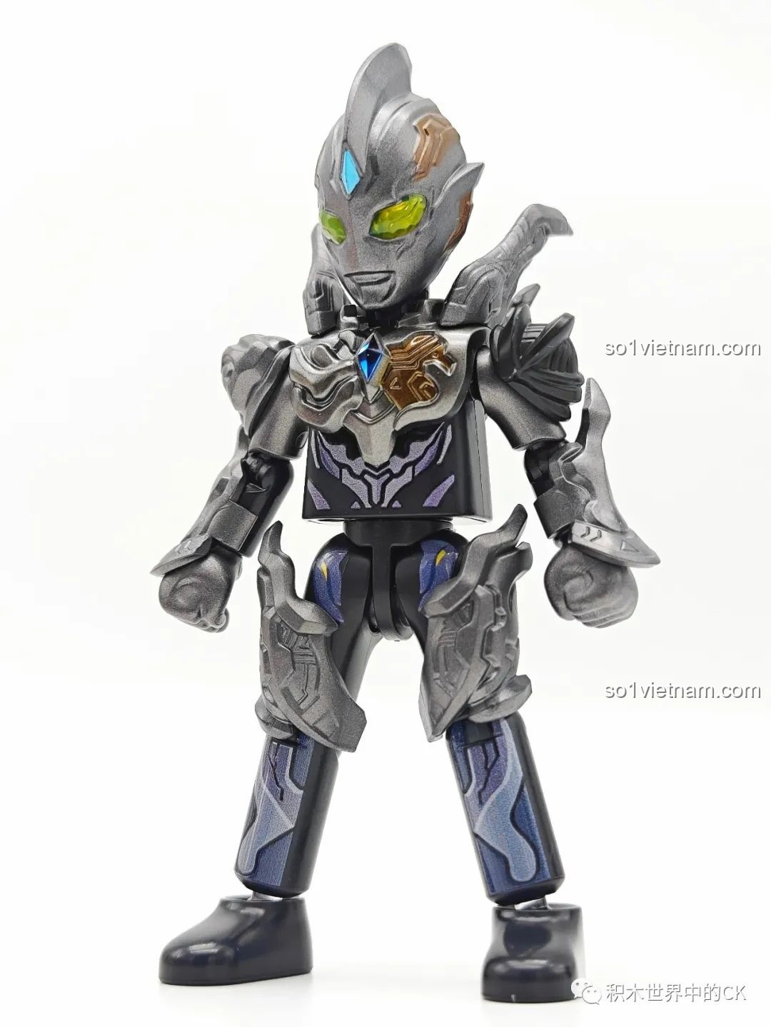 Mô hình Evil Ultraman Tiga của BLOKEES nhìn từ phía trước