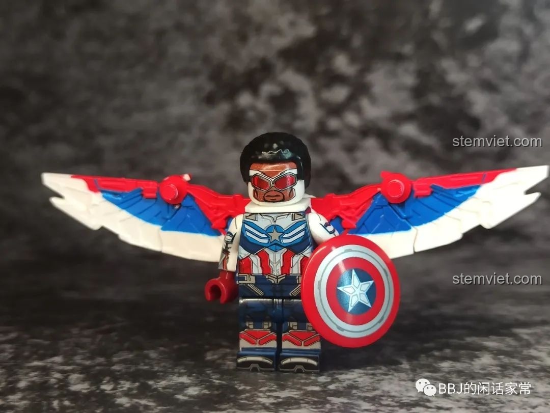 Minifigure Falcon Captain America WM2164 được trang bị đầy đủ cánh và khiên, tạo nên một tổng thể ấn tượng.