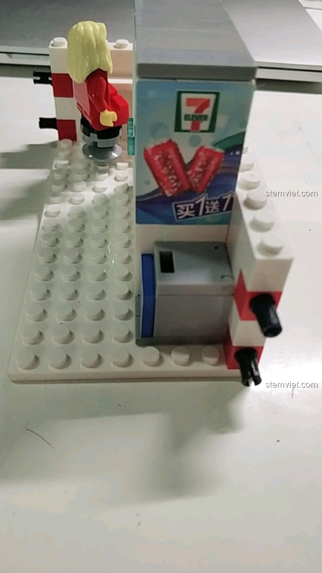 Bộ lắp ghép Cửa hàng tiện lợi 5 trong 1, chi tiết thùng rác, đồ chơi mô hình FamilyMart, phát triển kỹ năng cho bé.