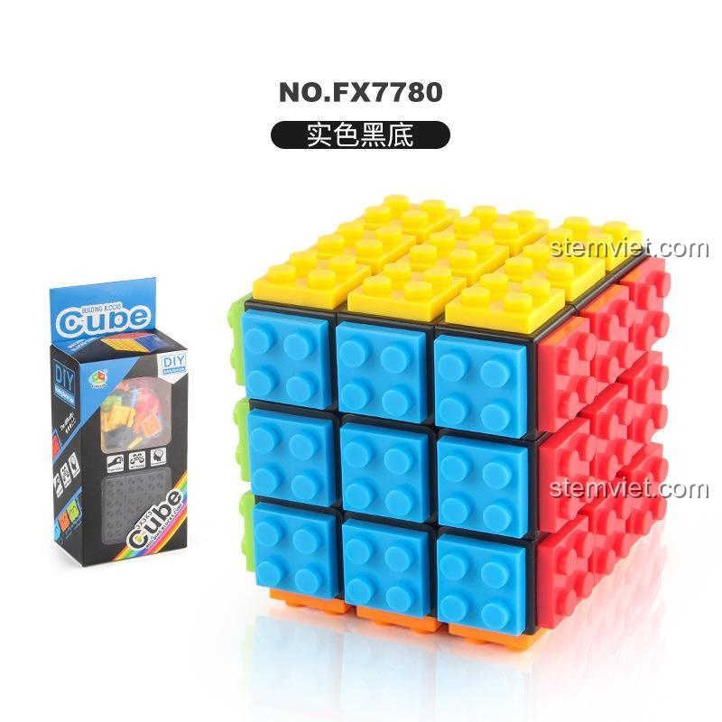 Bộ đồ chơi Khối Rubik Lắp Ráp Fanxin FX7780 với các mảnh ghép đầy màu sắc nằm bên cạnh khối rubik đã hoàn thành.