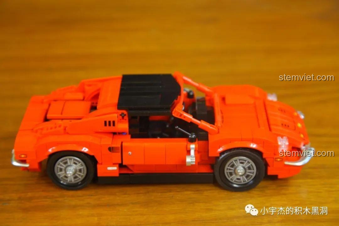 Mô hình Ferrari Dino 246 GTS hoàn chỉnh nhìn từ bên hông, từ bộ xếp hình SEMBO 705701.