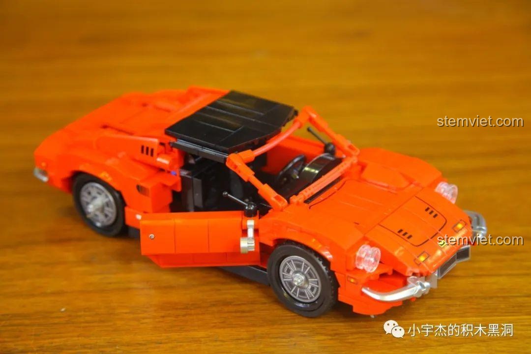 Mô hình Ferrari Dino 246 GTS hoàn chỉnh với cửa mở, nhìn từ góc nghiêng, từ bộ xếp hình SEMBO 705701.