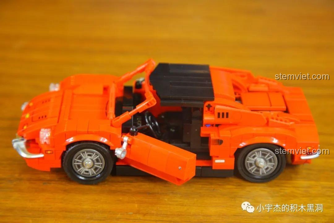 Mô hình Ferrari Dino 246 GTS hoàn chỉnh với cửa mở, từ bộ xếp hình SEMBO 705701.