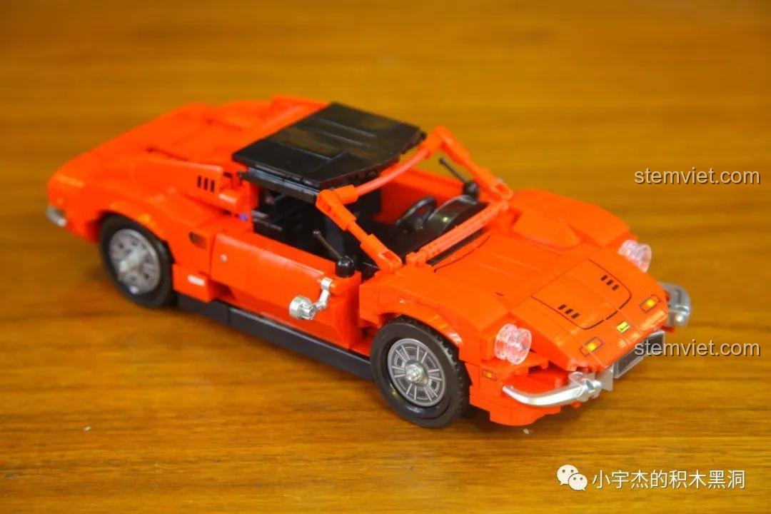 Mô hình Ferrari Dino 246 GTS hoàn chỉnh nhìn từ góc nghiêng khác, từ bộ xếp hình SEMBO 705701.