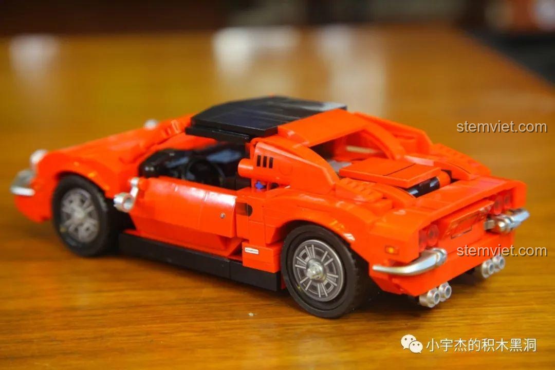 Mô hình Ferrari Dino 246 GTS hoàn chỉnh nhìn từ góc nghiêng phía sau, từ bộ xếp hình SEMBO 705701.