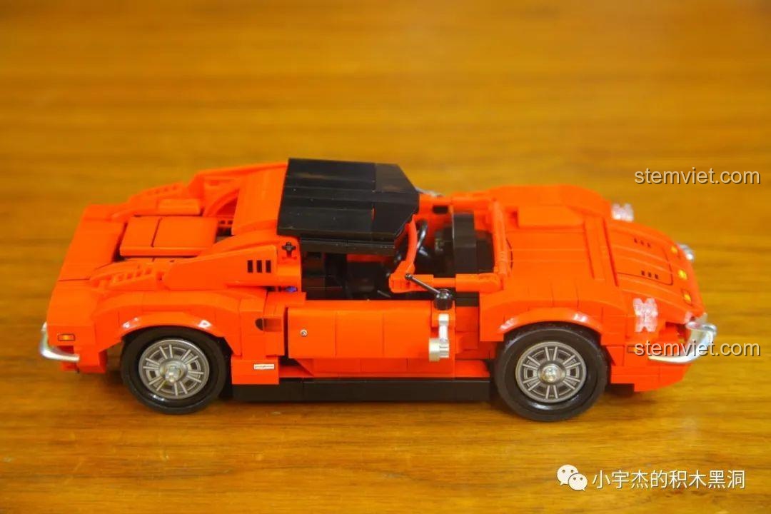 Mô hình Ferrari Dino 246 GTS hoàn chỉnh nhìn từ góc nghiêng, cửa đóng, từ bộ xếp hình SEMBO 705701.