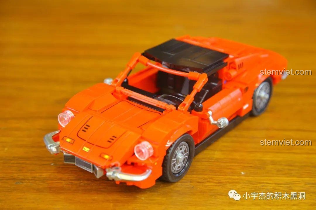 Mô hình Ferrari Dino 246 GTS hoàn chỉnh nhìn từ phía trước, từ bộ xếp hình SEMBO 705701.