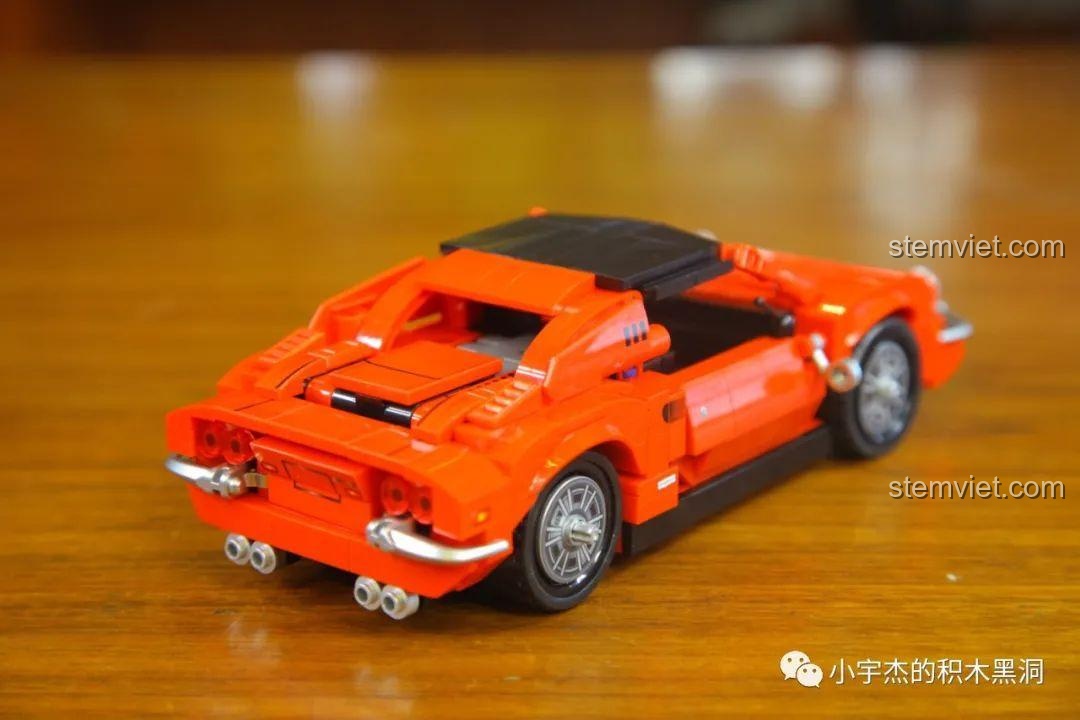 Mô hình Ferrari Dino 246 GTS hoàn chỉnh nhìn từ phía sau, từ bộ xếp hình SEMBO 705701.