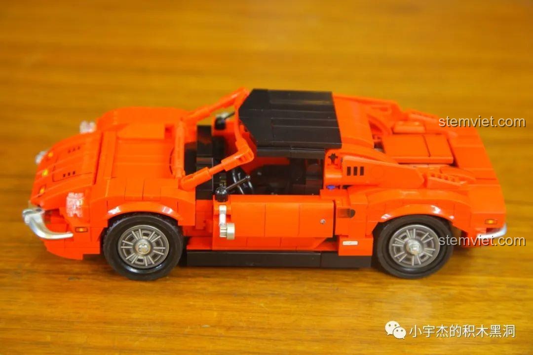 Mô hình Ferrari Dino 246 GTS hoàn chỉnh nhìn từ góc nghiêng, cửa đóng, từ bộ xếp hình SEMBO 705701.